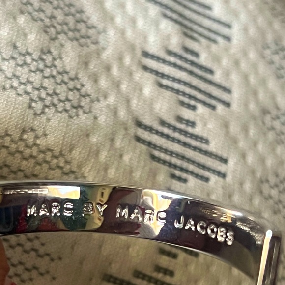 Marc by Marc Jacobs Anna Wintour bangle bracelet - Picture 2 of 3